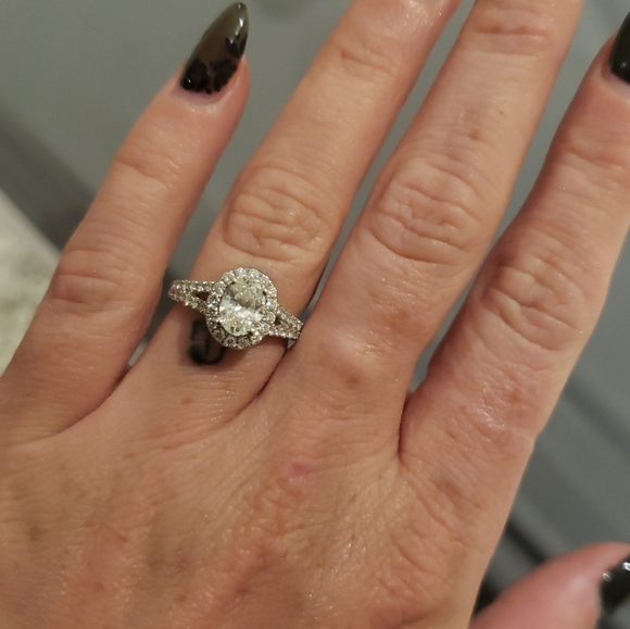 Michael Hill engagement ring - Picture 6 of 6